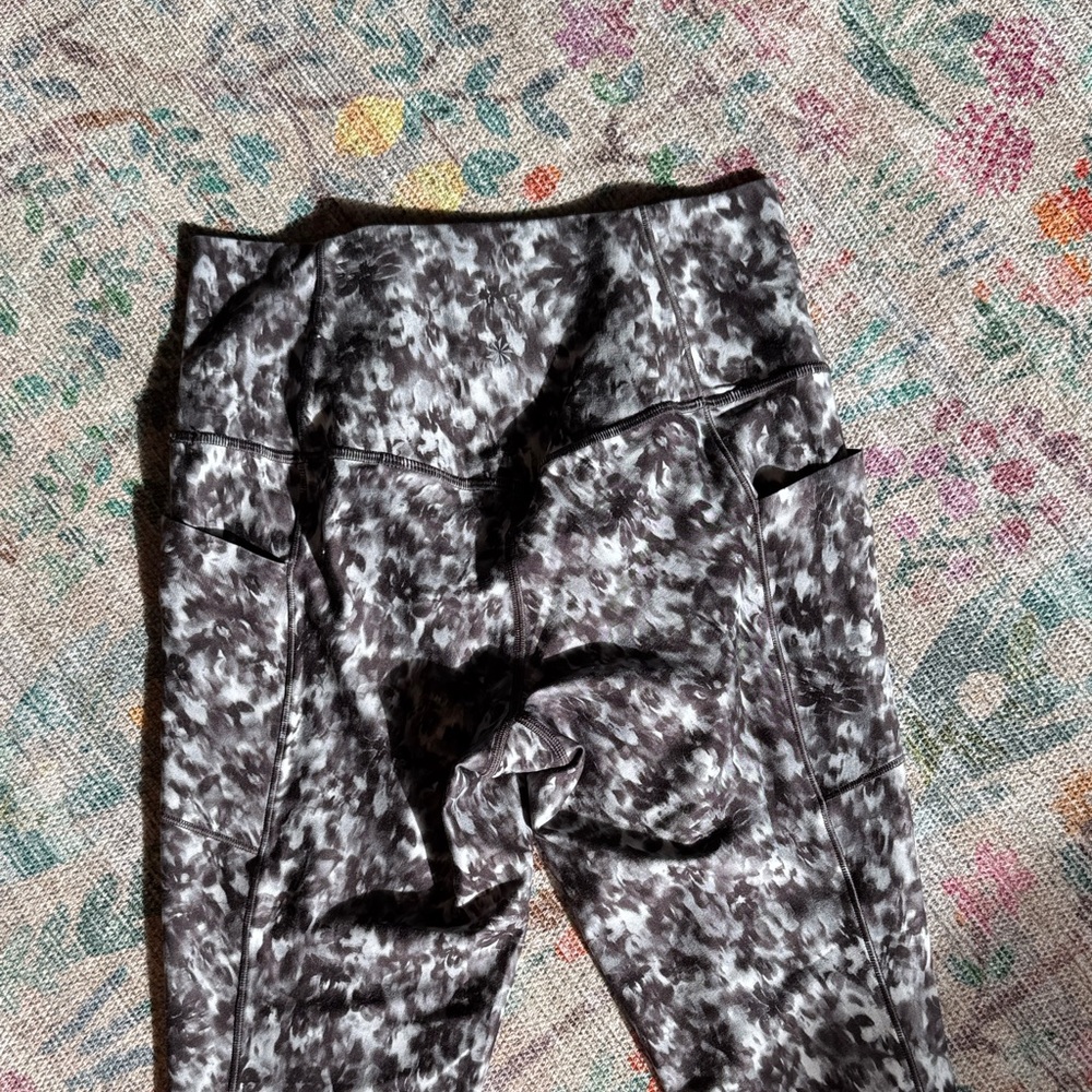 Athleta Black And Gray Patterned Salutation Stash… - image 7